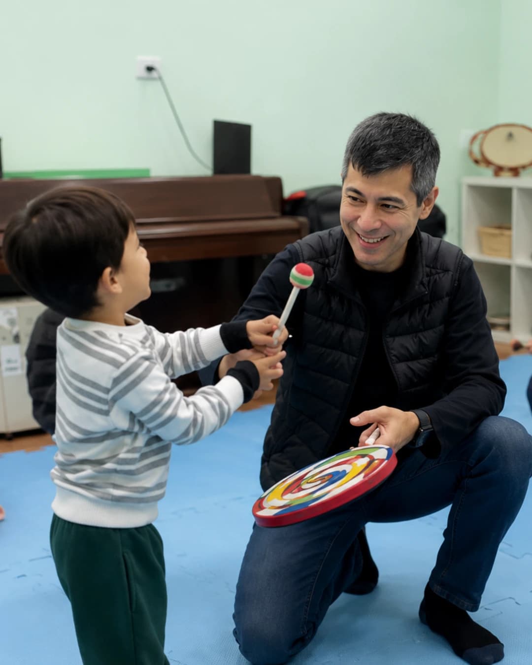 professor e criança em momento musical contemplativo